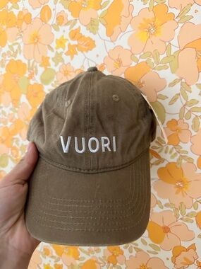 NWT Vuori  Crystal-Embellished Women\'s Baseball Cap Vuori V1 Water Tech Hat - High Country Outfitters main image 3